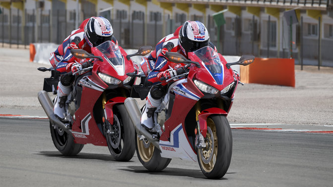 Honda CBR1000RR Fireblade und Honda CBR1000RR Fireblade SP auf der Rennstrecke.