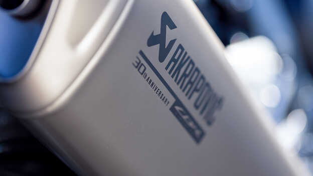 Nahaufnahme des gravierten Akrapovic-Schalldämpfers der Honda CBR1000RR-R Fireblade