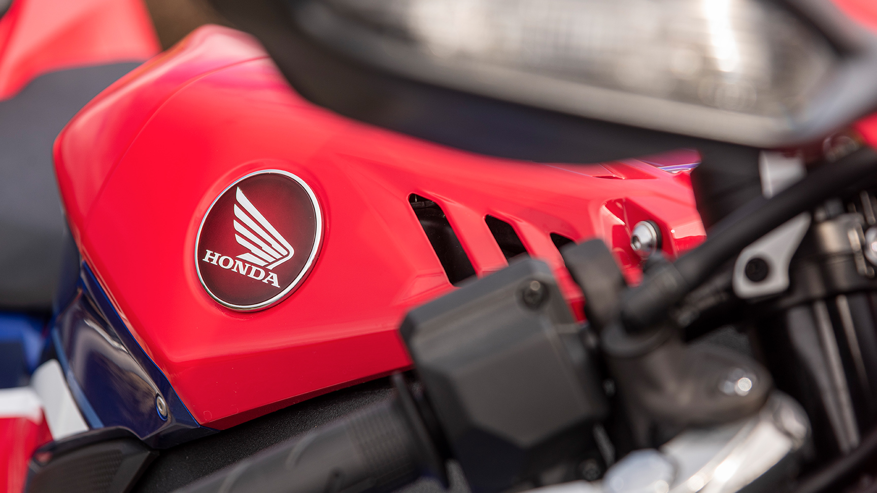 Honda CBR1000RR-R, Honda Schwinge auf dem Kraftstofftank