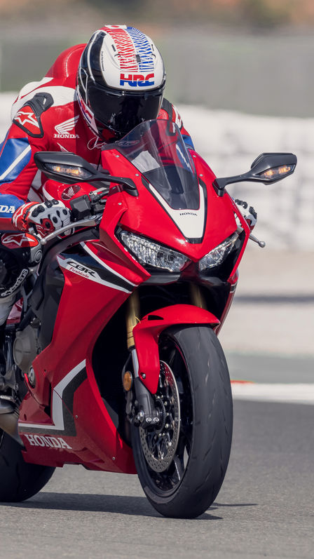 Dreiviertel-Frontansicht einer Honda Fireblade auf der Rennstrecke.