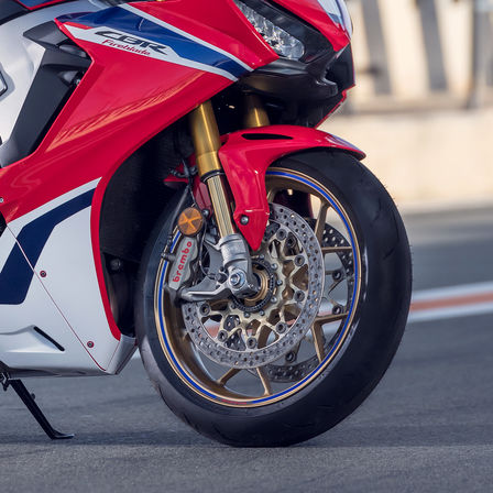 Nahaufnahme des Rades einer Honda Fireblade.