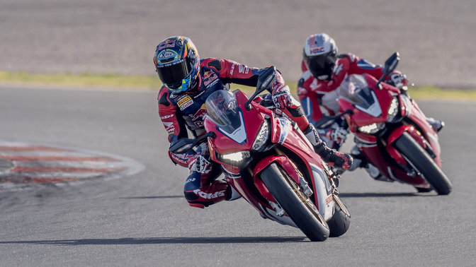Seitenansicht einer Honda Fireblade auf der Rennstrecke.