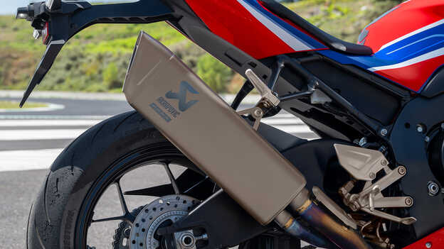 Honda CBR1000RR-R Fireblade mit hocheffizientem Akrapovic-Titanschalldämpfer im Leichtbau