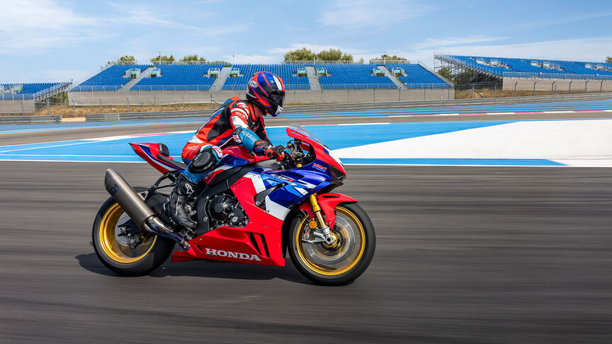 Honda CBR1000RR-R Fireblade SP, Vierzylinder-Reihenmotor,  „Semi-Cam“-Nockenwellenantrieb