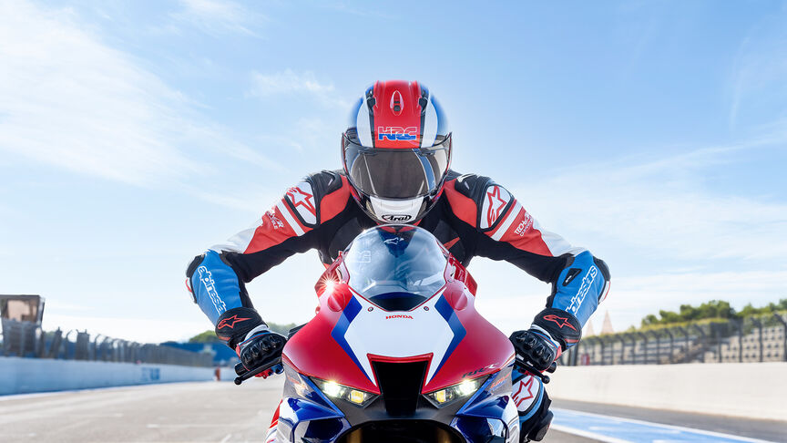 Honda CBR1000RR-R Fireblade SP, Vierzylinder-Reihenmotor,  „Semi-Cam“-Nockenwellenantrieb