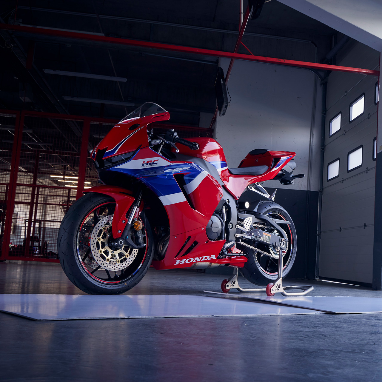 CBR600RR, 3/4-Frontansicht, im Stand in der Boxengasse.