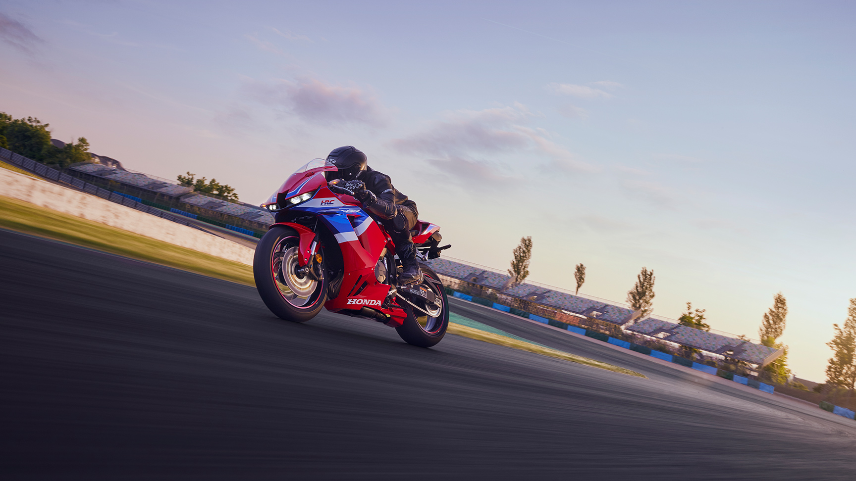 CBR600RR, 3/4-Frontansicht auf der Rennstrecke.