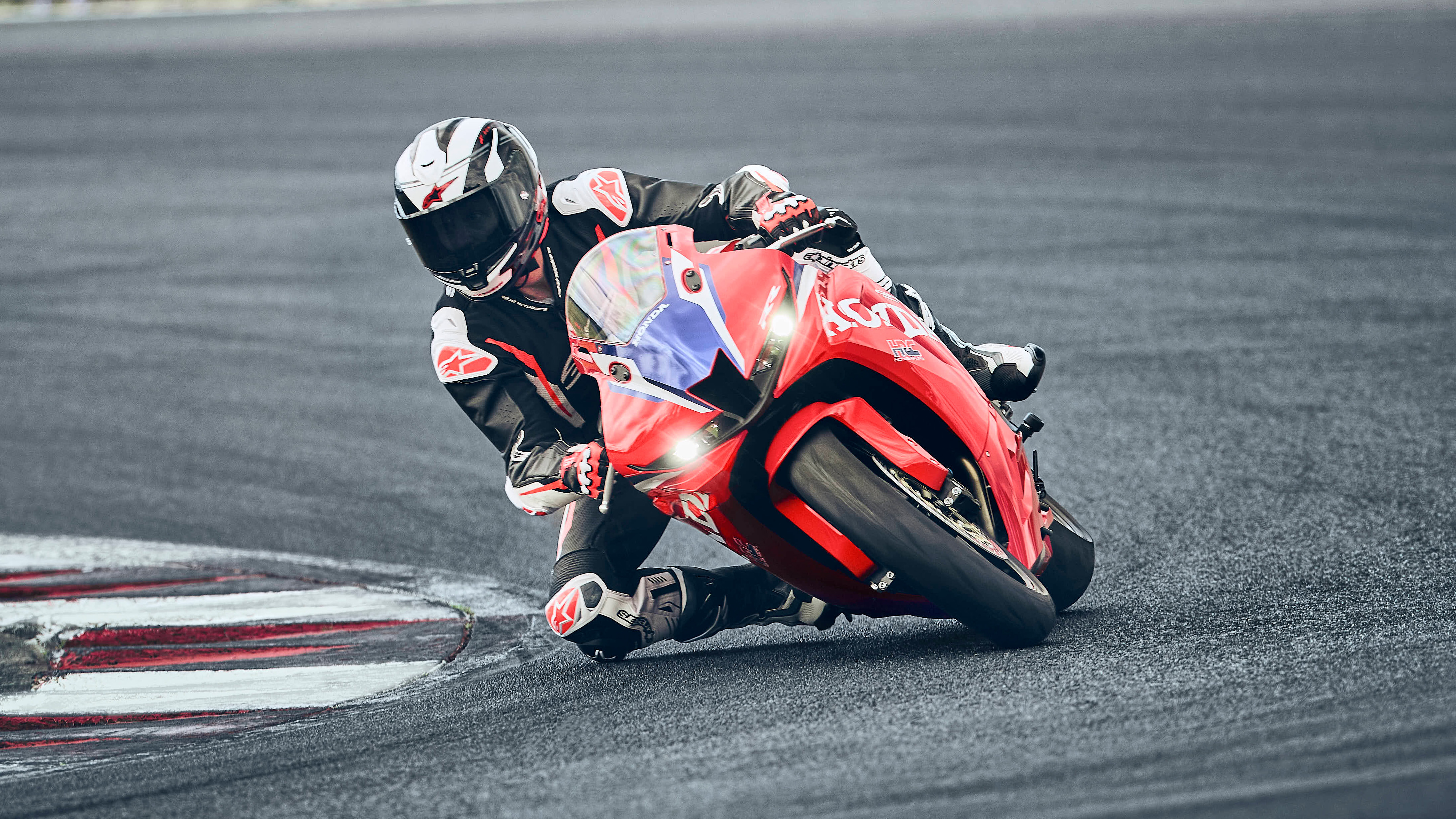 CBR600RR, einzelner mittiger Auspuffschalldämpfer.