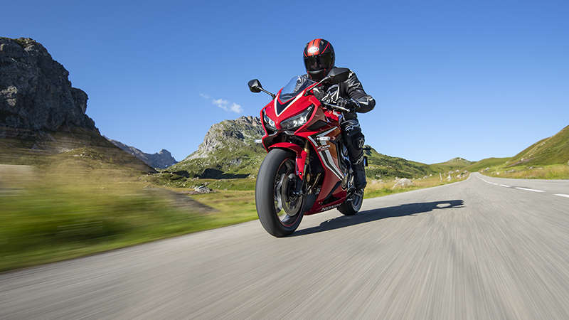 CBR650R, 3/4-Frontansicht links, auf einer Bergstraße mit Fahrer