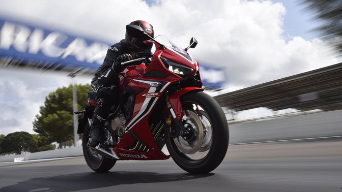 CBR650R, 3/4-Frontansicht rechts, auf der Rennstrecke mit Fahrer