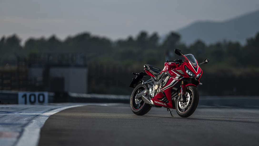 CBR650R, 3/4-Frontansicht rechts, Rennstreckenaufnahme