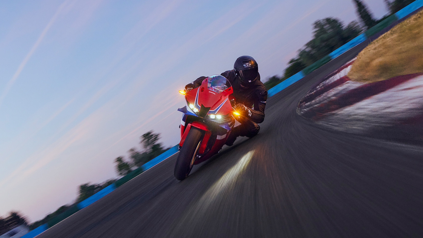CBR600RR mit Fahrer in einer Kurve auf einer Rennstrecke.