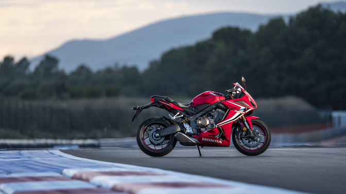 Honda CBR650R auf der Rennstrecke.