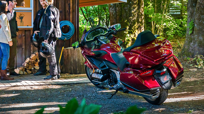 Honda Gold Wing in ländlicher Umgebung.