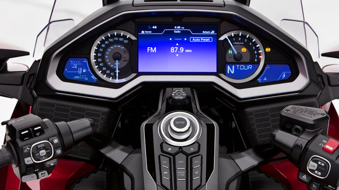 Nahaufnahme des Cockpits der Honda Gold Wing.