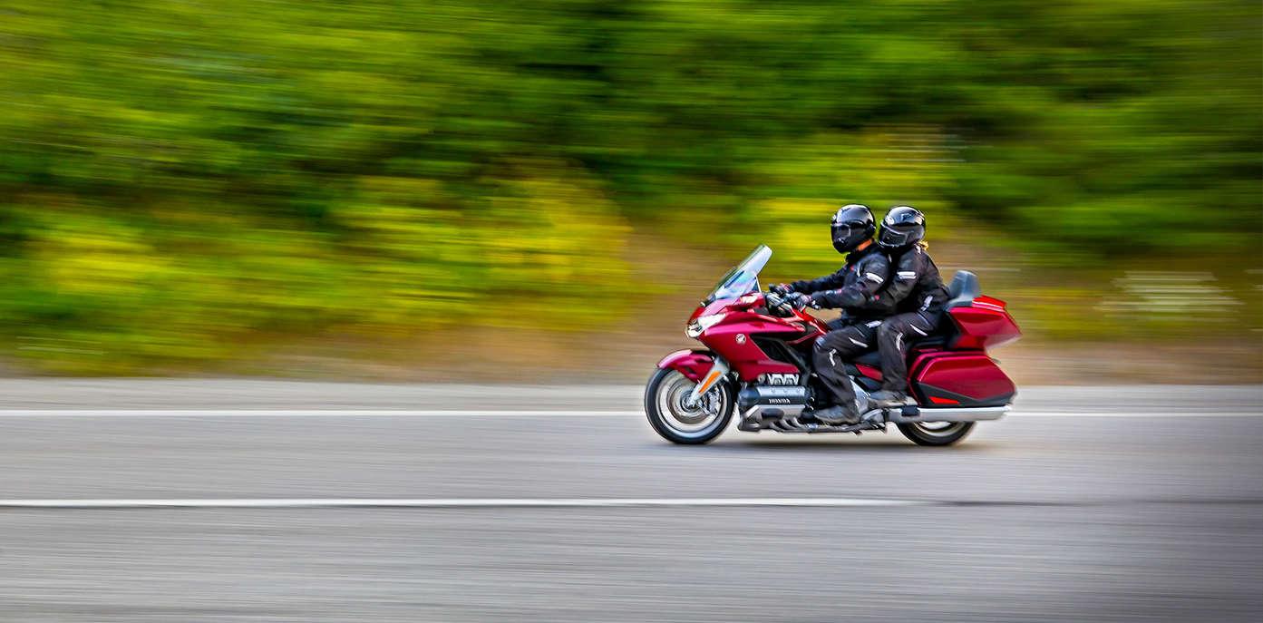 Fahrer und Beifahrer auf einer Honda Goldwing.
