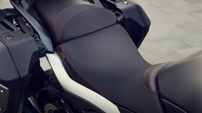 Honda NT1100 Komfortsitze für Fahrer und Sozius.