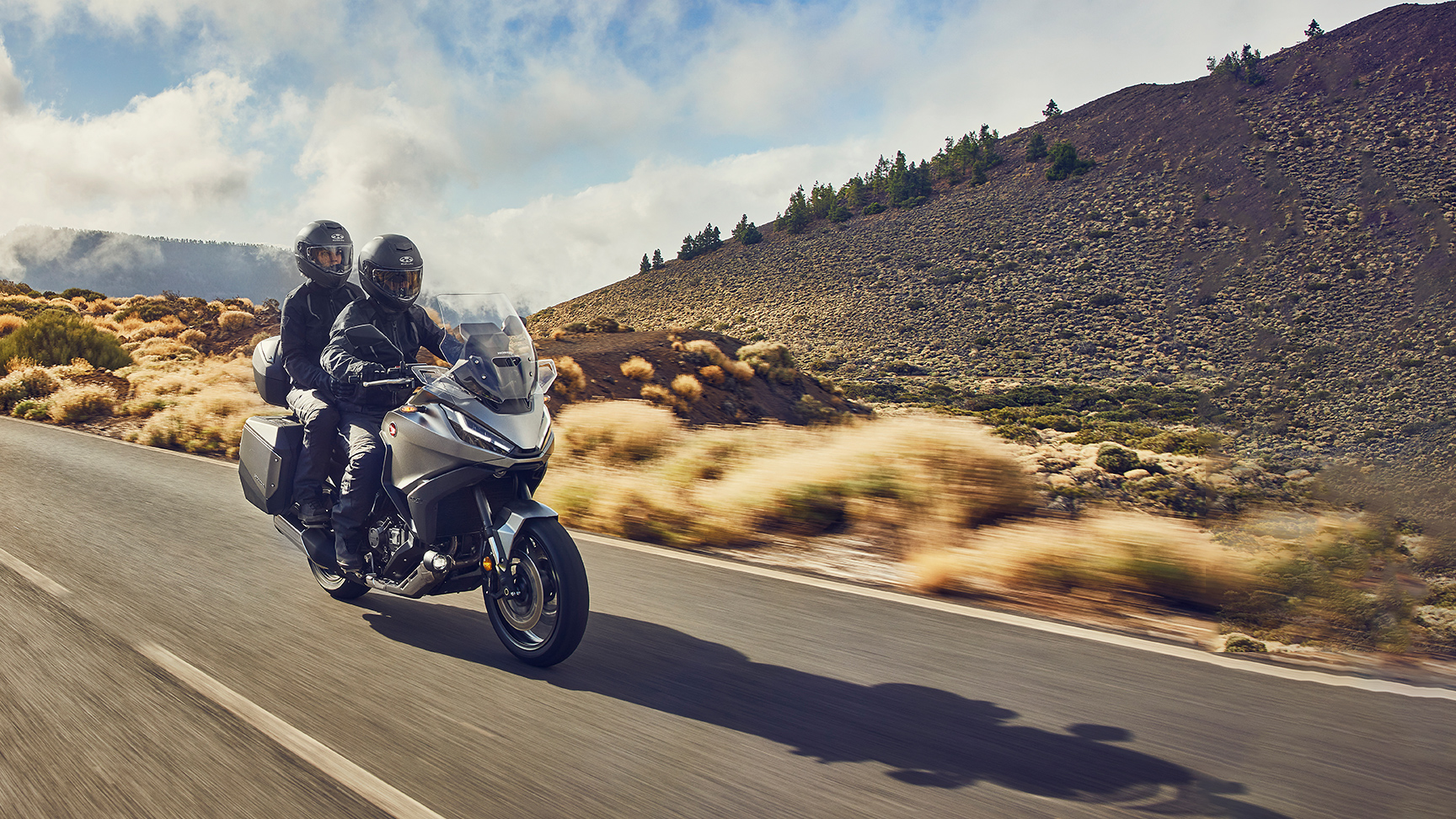 Honda NT1100 auf einer Landstraße