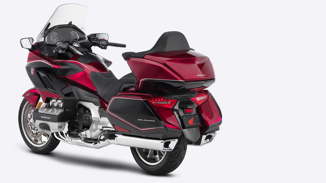Dreiviertel-Frontansicht einer Honda Gold Wing, ländliche Umgebung.