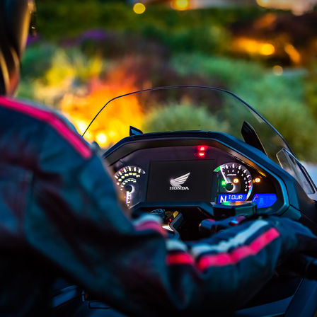 Nahaufnahme der Instrumente einer Honda Gold Wing.