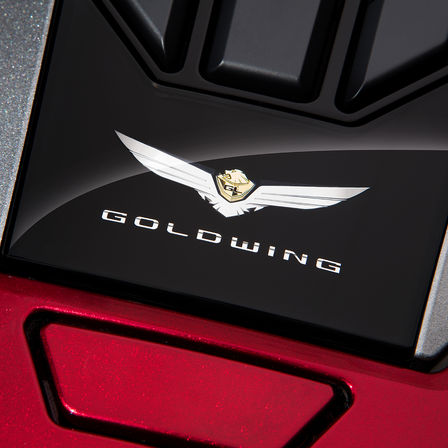 Nahaufnahme des Emblems der Honda Gold Wing.
