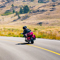 Heckansicht einer Honda Gold Wing, ländliche Umgebung.