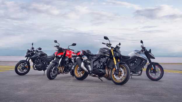 Motorrad CB1100, Seitenansicht außen mit Fahrer.