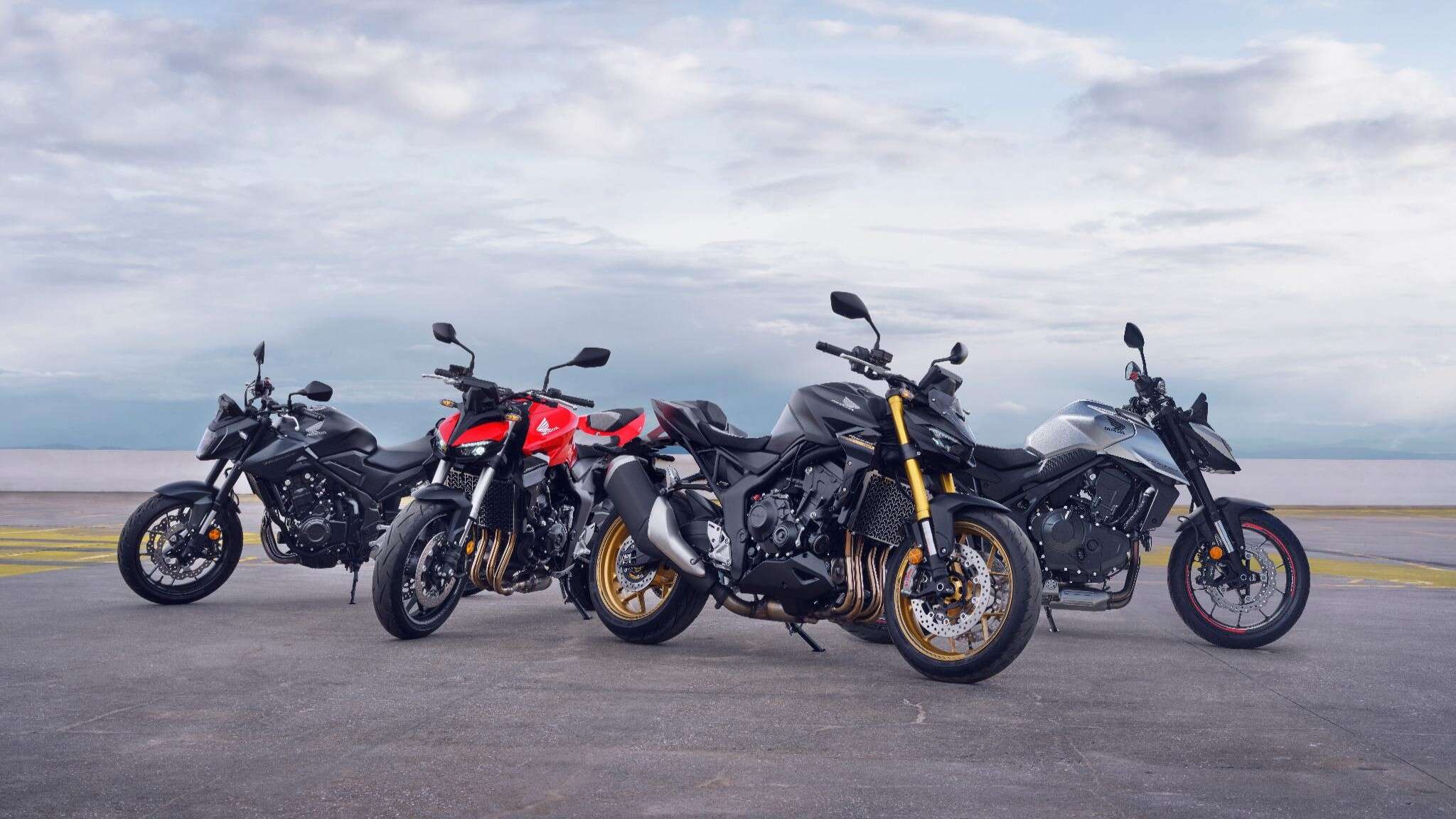 Motorrad CB1100, Seitenansicht außen mit Fahrer.