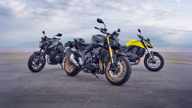 Motorrad CB1100, Seitenansicht außen mit Fahrer.