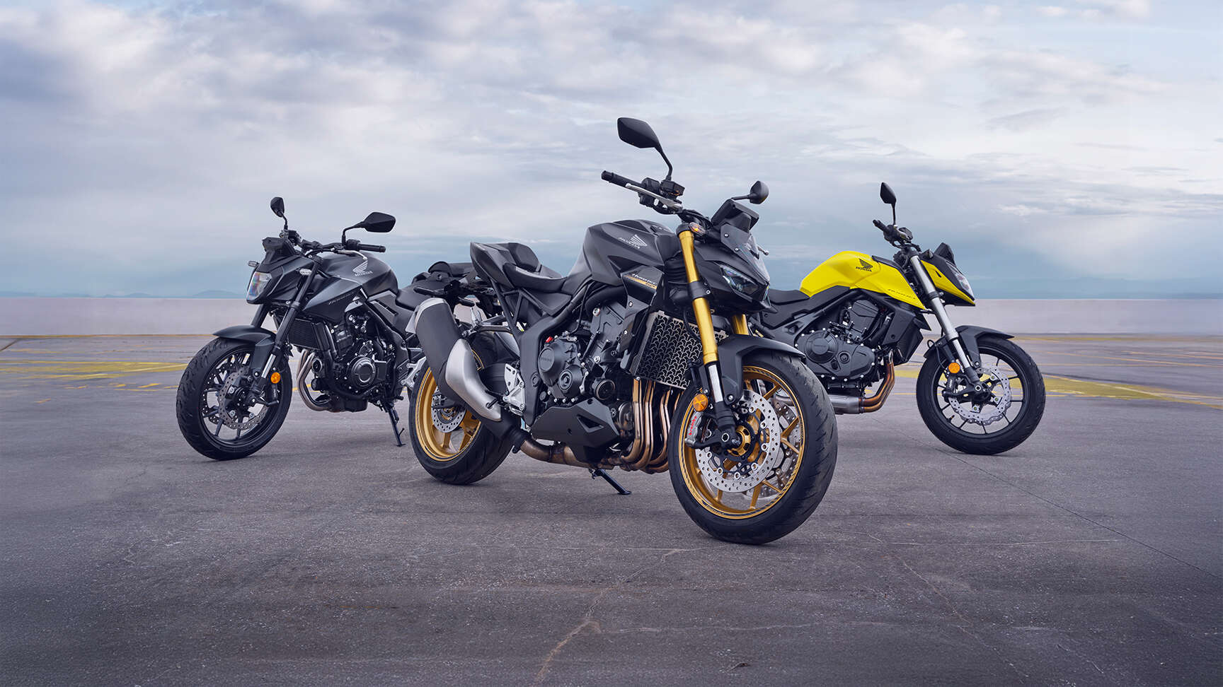 Motorrad CB1100, Seitenansicht außen mit Fahrer.