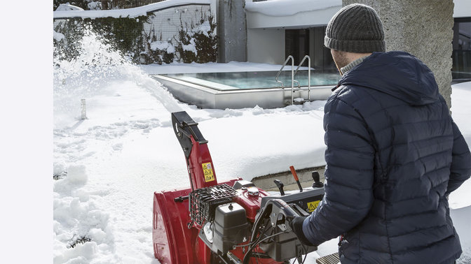 Hände, die den Schneefräsengriff halten