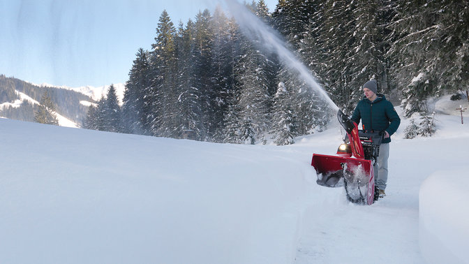 Hände, die den Schneefräsengriff halten