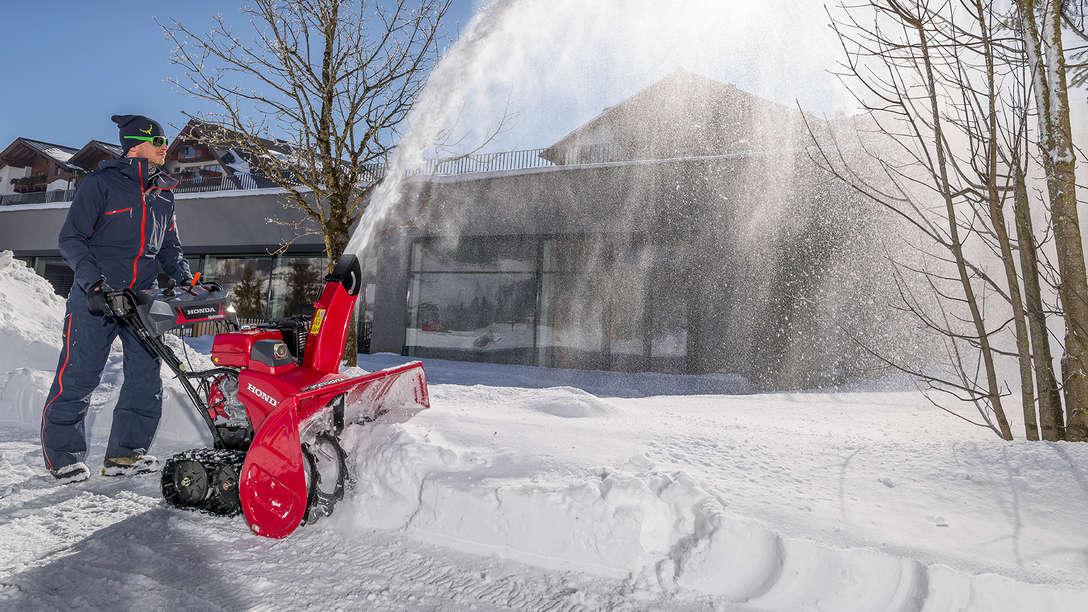 Schneefräse auf Dach