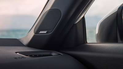 12 Premium Bose&reg; Lautsprecher vorn und hinten inklusive Hocht&ouml;ner, Center-Lautsprecher und Subwoofer