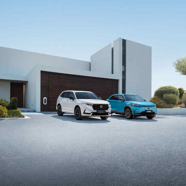 Honda e, geparkt neben einem Gebäude