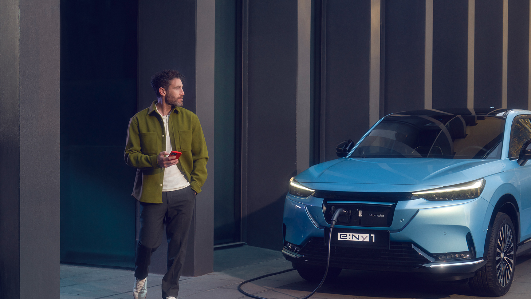 Honda e:Ny1, Nahaufnahme des verdeckten Ladeanschlusses.