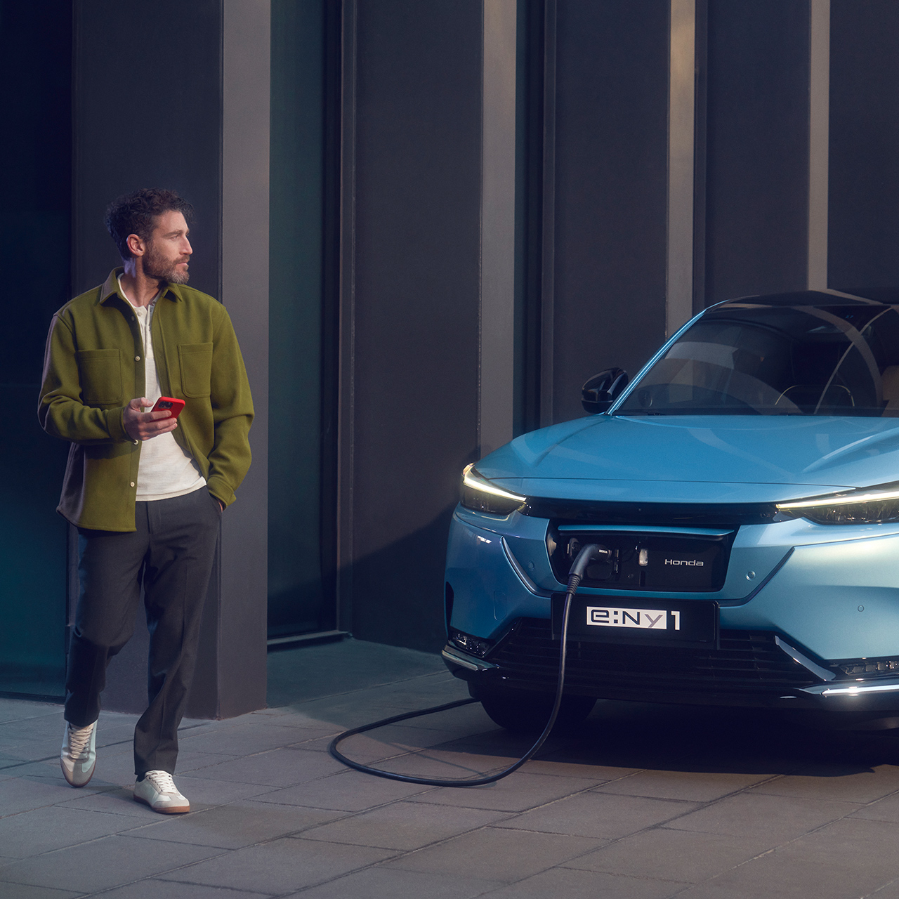 Honda e:Ny1, Nahaufnahme des verdeckten Ladeanschlusses.