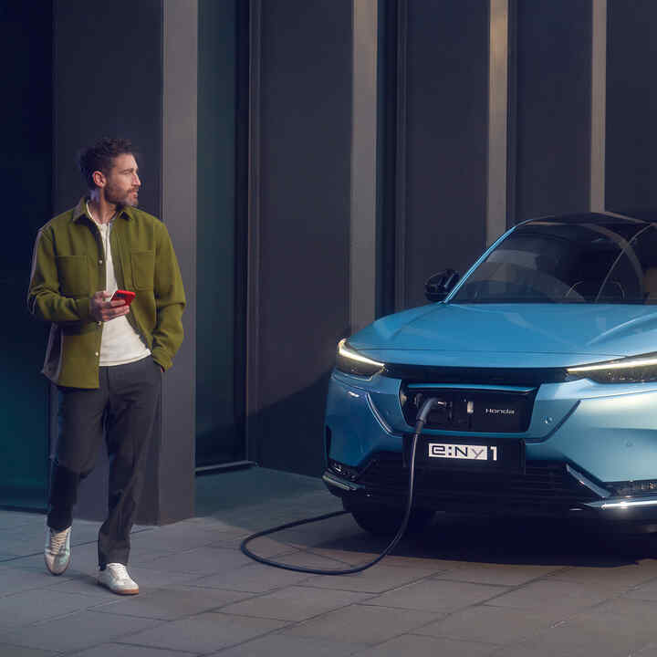 Honda e:Ny1, Nahaufnahme des verdeckten Ladeanschlusses. 