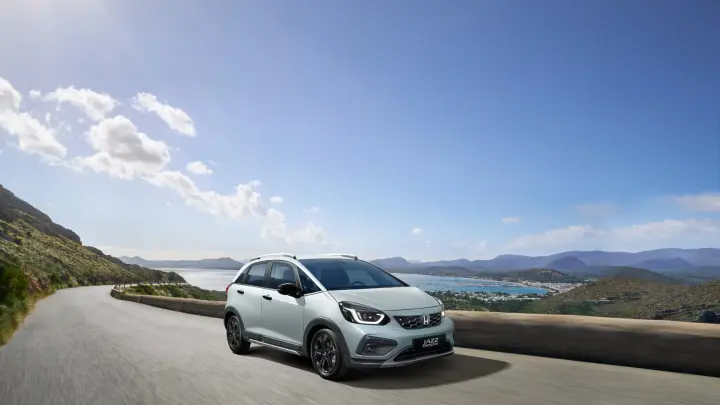 Honda Jazz e:HEV, fahrend auf einer Küstenstraße