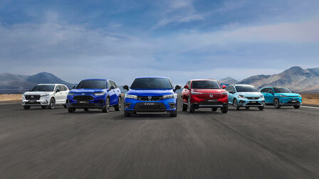 Verschiedene Honda SUV-Modelle vor See