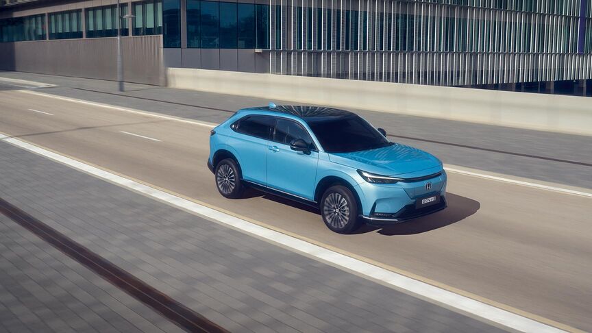 Honda e:Ny1, Frontansicht in der Stadt.