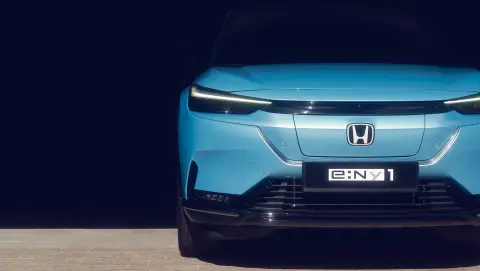 Honda e:Ny1, Nahaufnahme des neuen Honda Emblems.