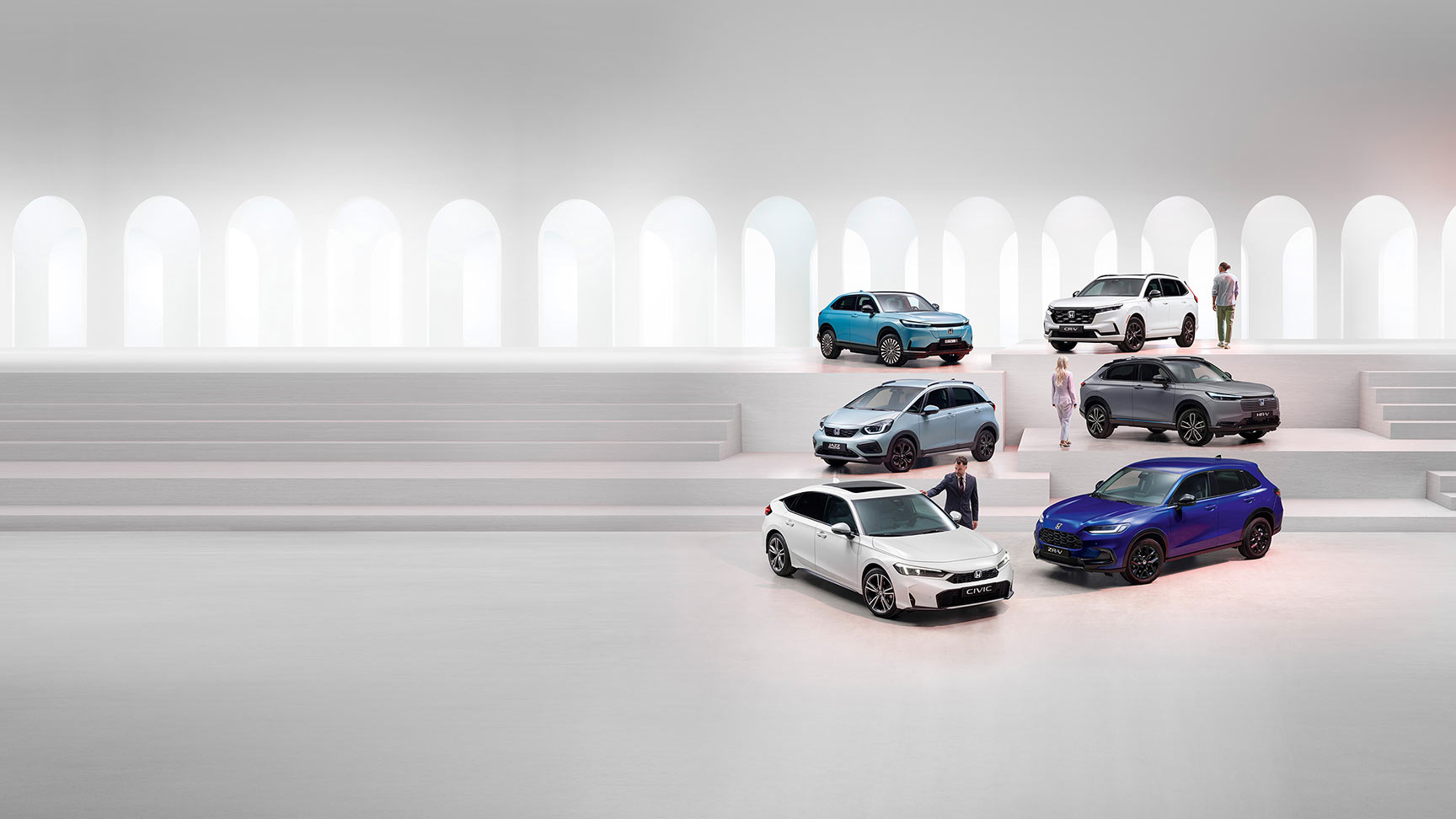 Verschiedene Honda Hybridfahrzeuge vor Stadtkulisse