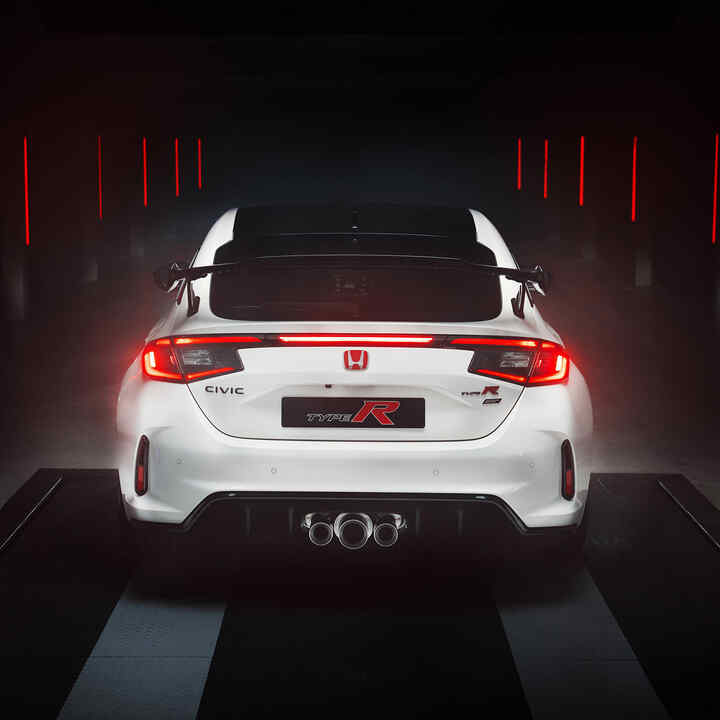 Rückansicht eines Honda Civic Type R, der in einem Tunnel parkt. 