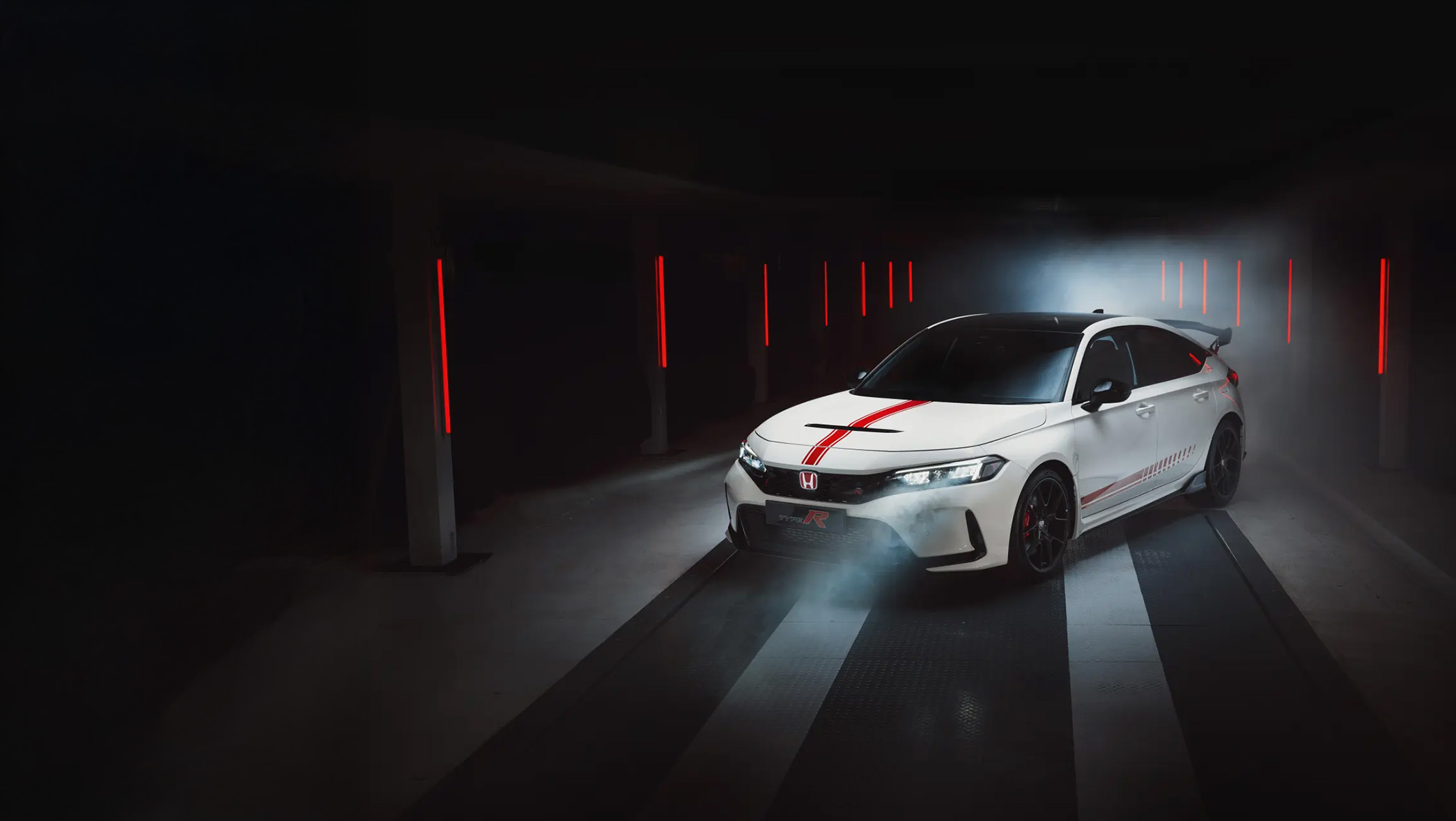 Civic Type R in weiß steht in einer Halle, seitliche Ansicht von vorne