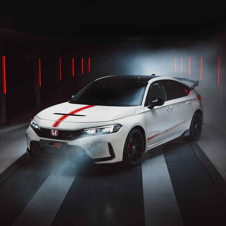 Frontansicht eines Honda Civic Type R, der in einem Tunnel parkt.
