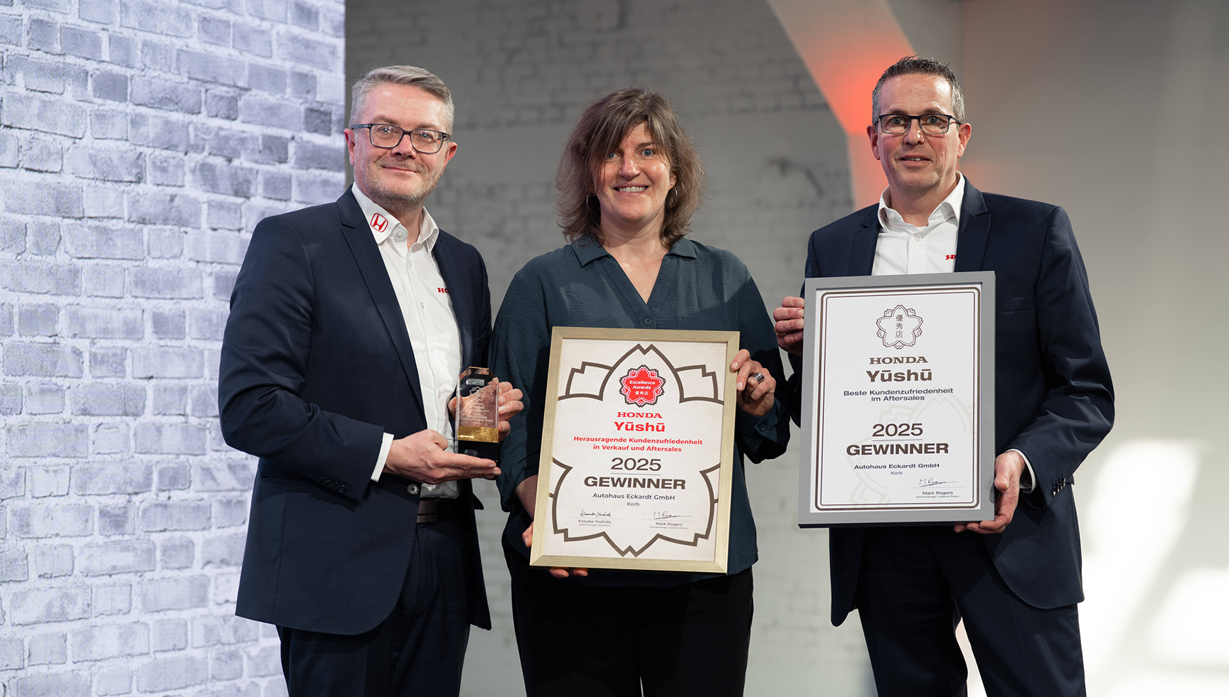 Honda ehrt herausragende Händler, Gruppe von Personen, sie halten Urkunden in den Händen