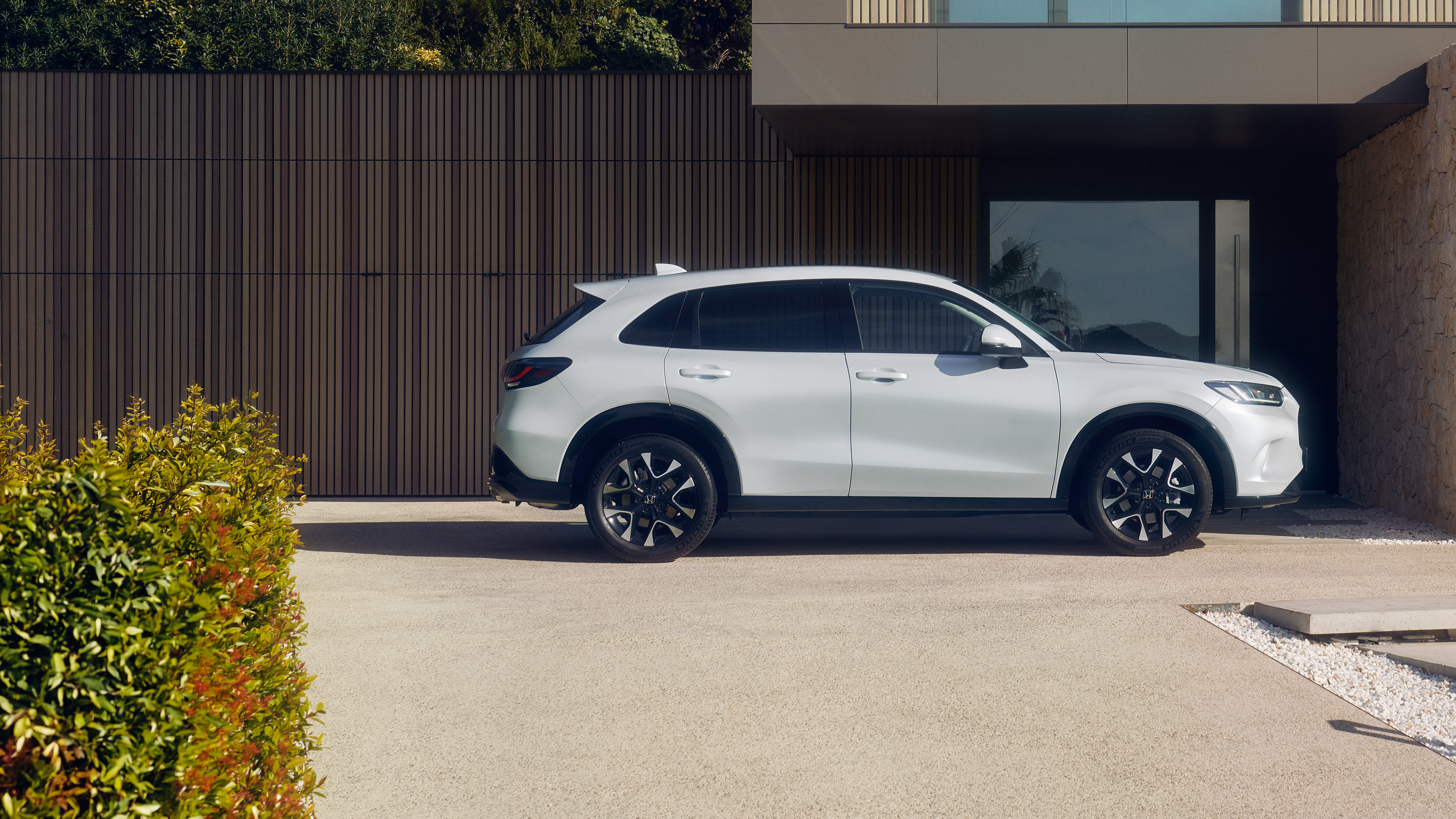 Honda ZR-V parkt vor einem Haus.