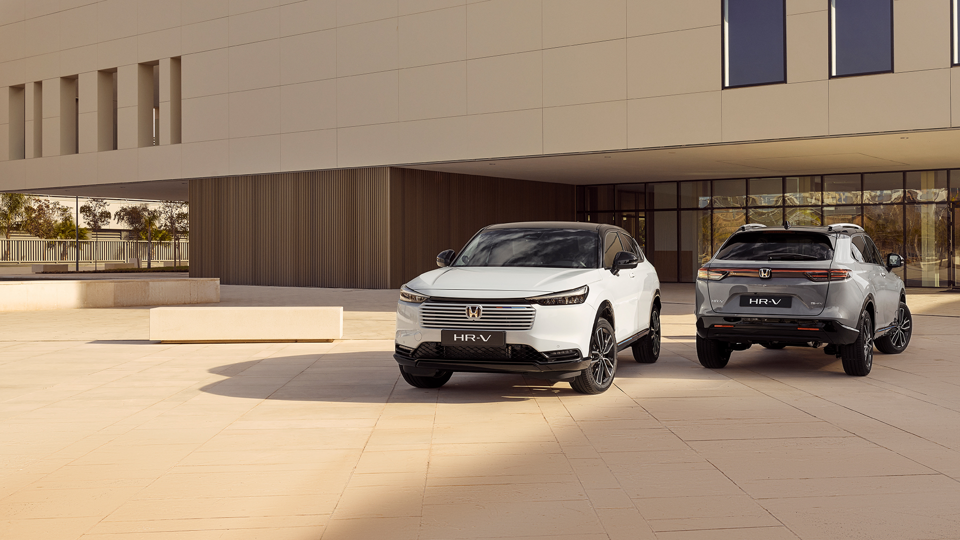 Honda HR-V, Frontansicht, in einer Einfahrt abgestellt.