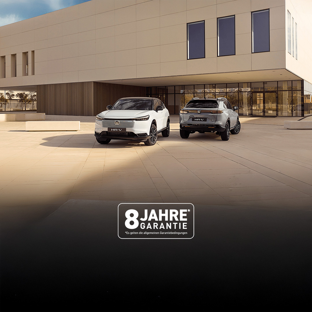 Zwei Honda HR-V SUVs, die vor einem modernen Gebäude geparkt sind, aus der Vorder- und Rückansicht – einer in Weiß, der nach vorne zeigt, und einer in Silber, der mit der Rückseite zum Betrachter zeigt.